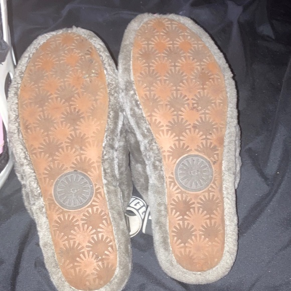 I’m selling ugg slides I wore once or twice - Picture 3 of 4